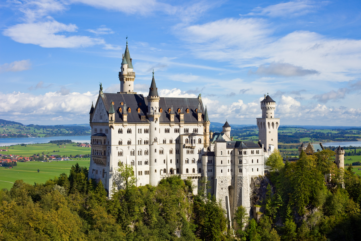 Imagen del majestuoso Castillo de Neuschwanstein en Baviera, Alemania, una obra arquitectónica emblemática y símbolo del romanticismo del siglo XIX. Su diseño de cuento de hadas y su ubicación en lo alto de una colina lo convierten en uno de los destinos turísticos más populares de Europa