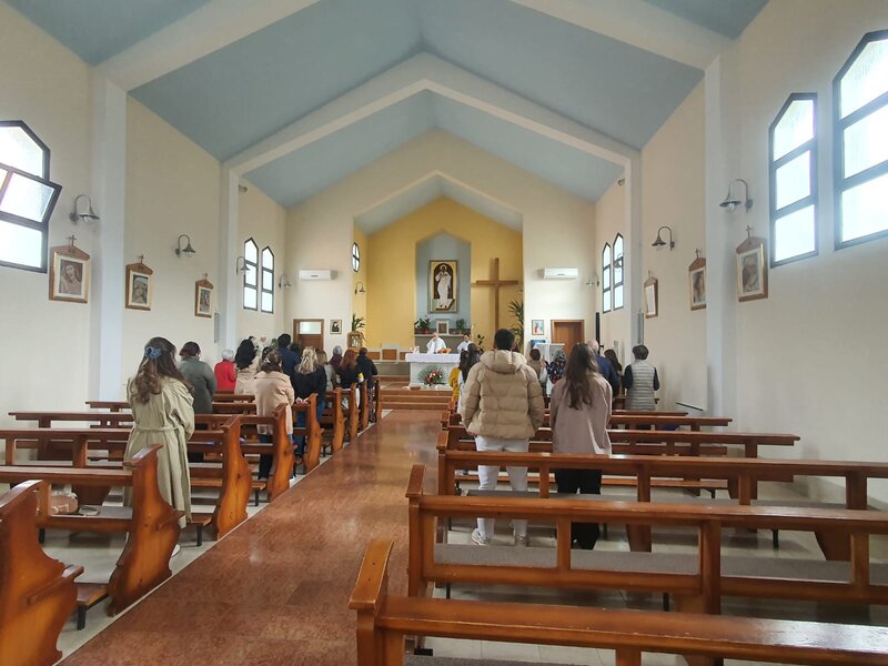 Interior de la Iglesia de Santiago en Medjugorje, mostrando el altar mayor.