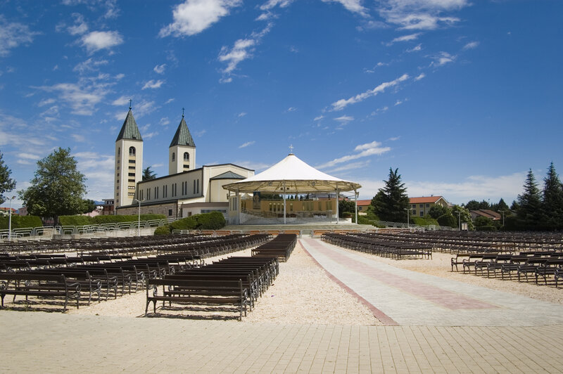 Fachada principal de la Iglesia de Santiago Mayor en Medjugorje.
